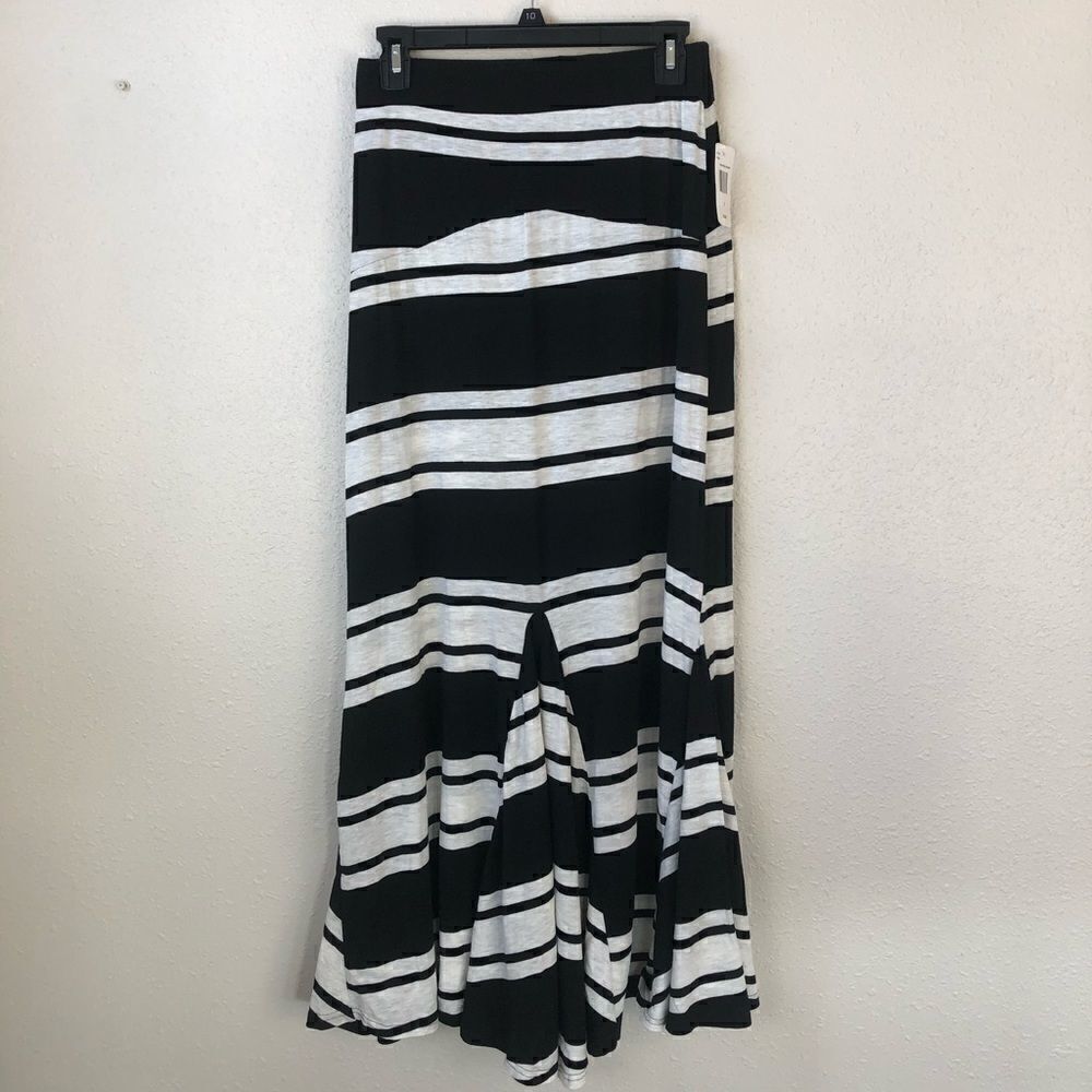 NWT Poof Skirt Size Small